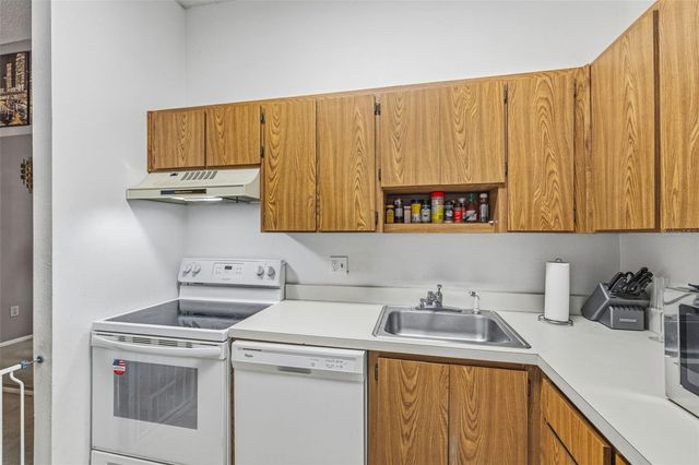 6015 LAKETREE LANE B, Temple Terrace, FL 33617