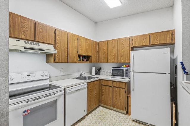 6015 LAKETREE LANE B, Temple Terrace, FL 33617