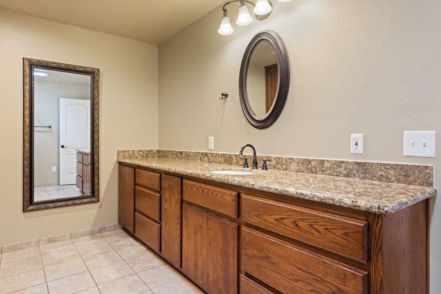 16682 S Steinegul Rd, Escalon, CA 95320