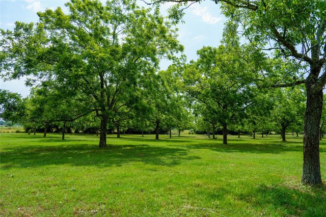 4898 Fm 2616, Hallettsville, TX 77964