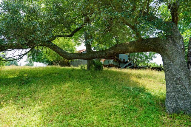 4898 Fm 2616, Hallettsville, TX 77964