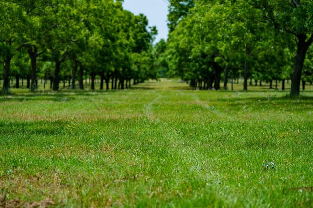 4898 Fm 2616, Hallettsville, TX 77964