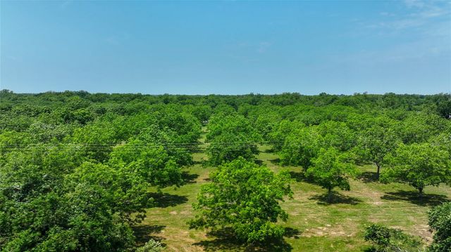 4898 Fm 2616, Hallettsville, TX 77964
