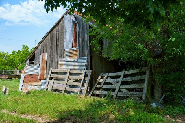 4898 Fm 2616, Hallettsville, TX 77964