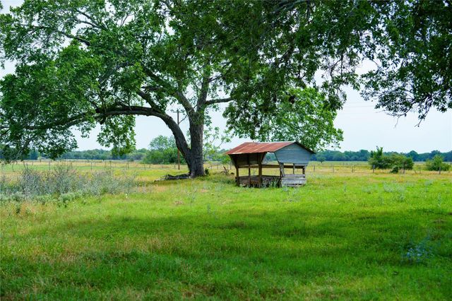 4898 Fm 2616, Hallettsville, TX 77964