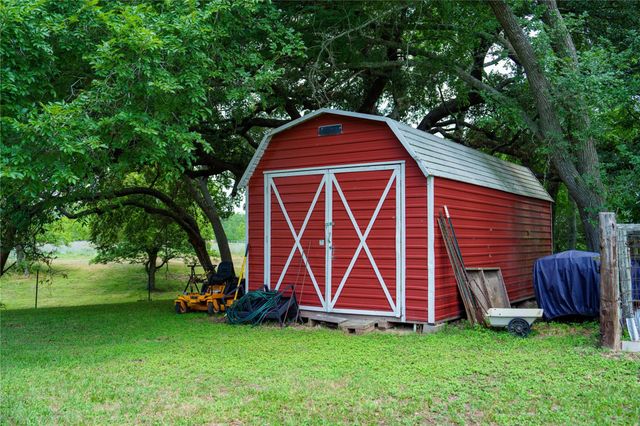 4898 Fm 2616, Hallettsville, TX 77964