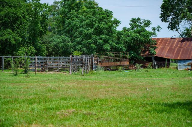 4898 Fm 2616, Hallettsville, TX 77964
