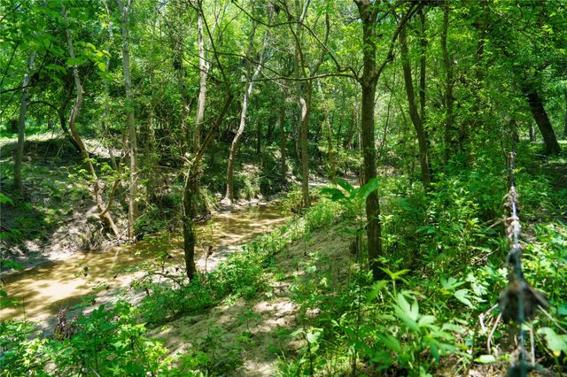 4898 Fm 2616, Hallettsville, TX 77964