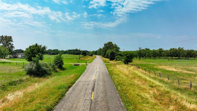 4898 Fm 2616, Hallettsville, TX 77964