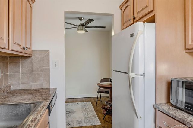 47 Nathan Hale Drive 14A, Huntington, NY 11743