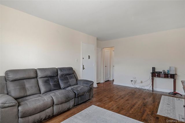 47 Nathan Hale Drive 14A, Huntington, NY 11743