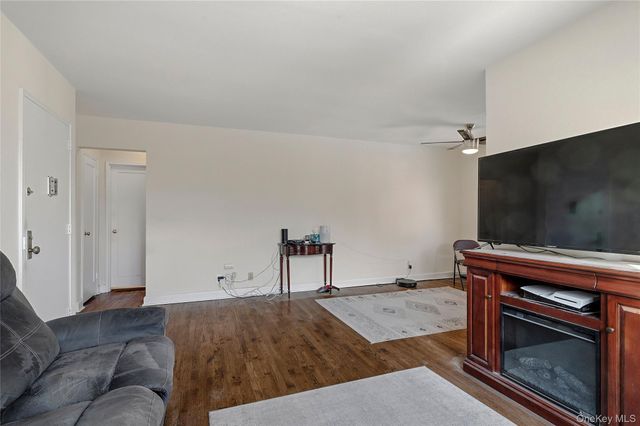 47 Nathan Hale Drive 14A, Huntington, NY 11743