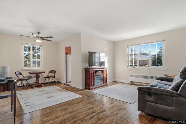 47 Nathan Hale Drive 14A, Huntington, NY 11743