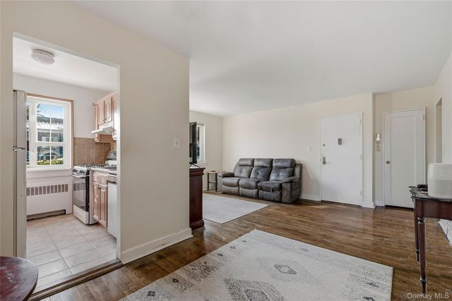 47 Nathan Hale Drive 14A, Huntington, NY 11743