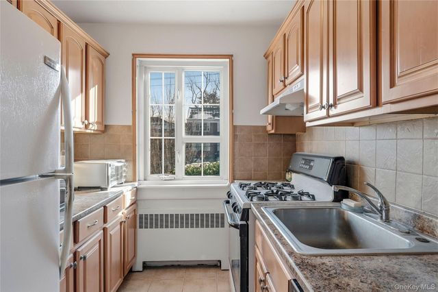 47 Nathan Hale Drive 14A, Huntington, NY 11743