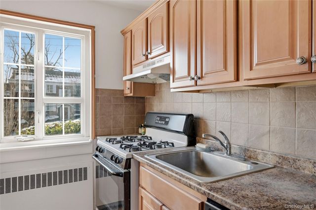 47 Nathan Hale Drive 14A, Huntington, NY 11743