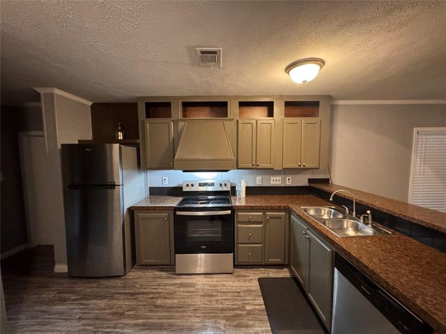 1938 Garden Road 136, Pearland, TX 77581