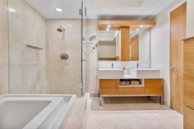 218 SE 14th St 2105, Miami, FL 33131