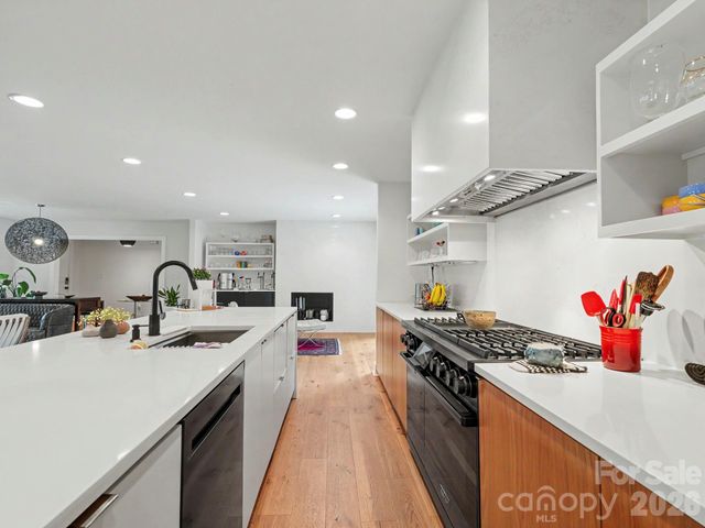 811 Lansdowne Road, Charlotte, NC 28270