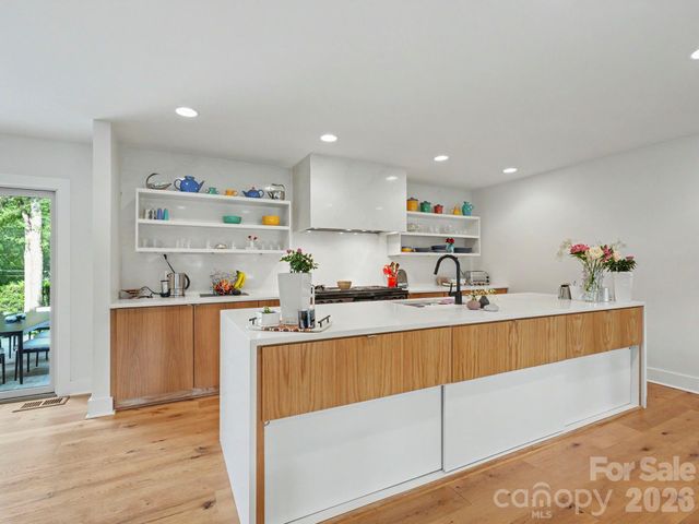 811 Lansdowne Road, Charlotte, NC 28270