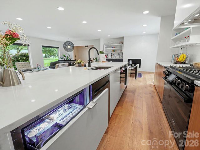 811 Lansdowne Road, Charlotte, NC 28270