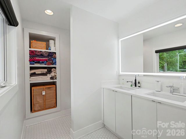 811 Lansdowne Road, Charlotte, NC 28270