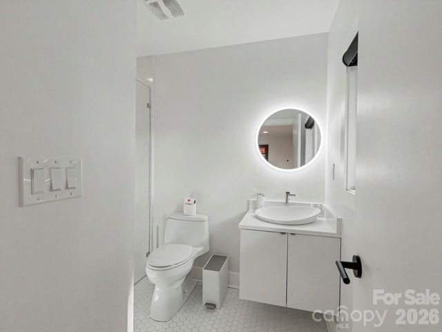 811 Lansdowne Road, Charlotte, NC 28270