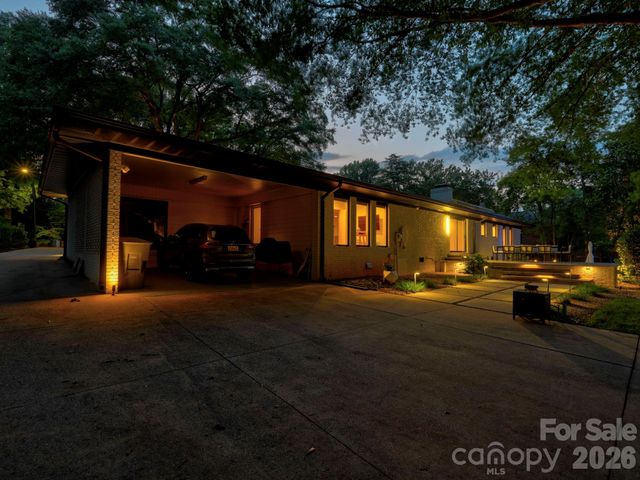 811 Lansdowne Road, Charlotte, NC 28270