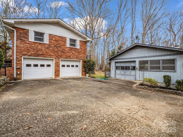 136 Old Tanglewood Trail, Hendersonville, NC 28739