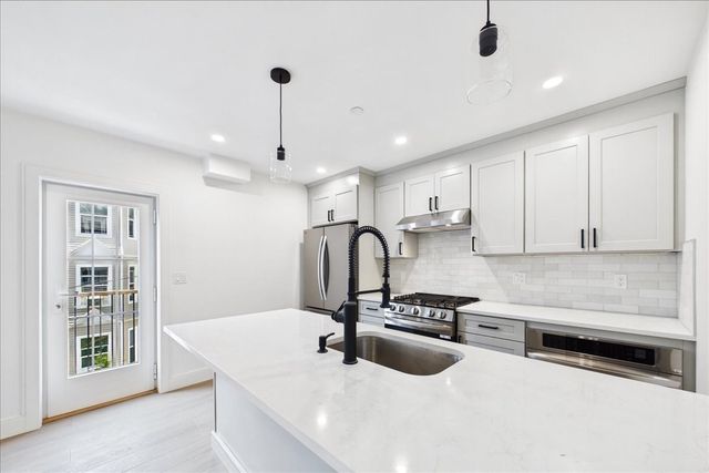 305 Chestnut Ave 3, Boston, MA 02130