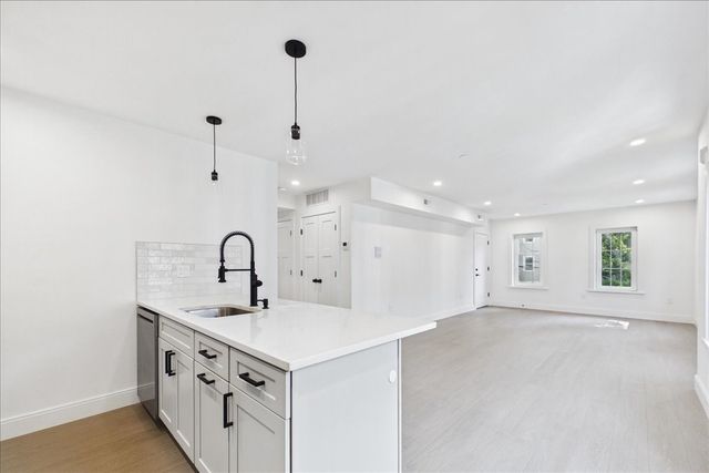 305 Chestnut Ave 3, Boston, MA 02130