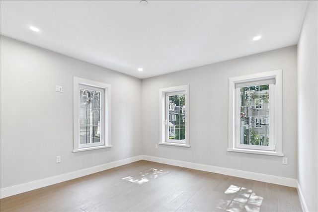 305 Chestnut Ave 3, Boston, MA 02130