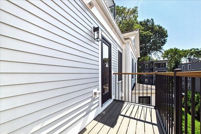 305 Chestnut Ave 3, Boston, MA 02130