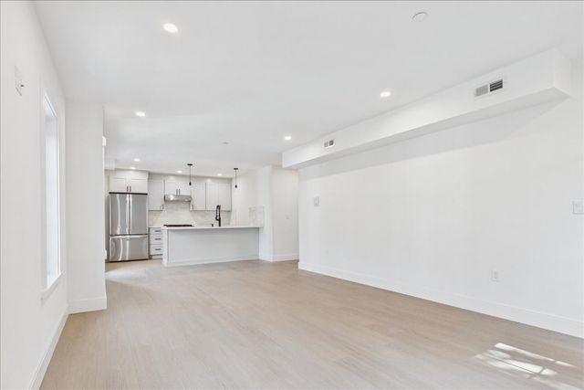 305 Chestnut Ave 3, Boston, MA 02130