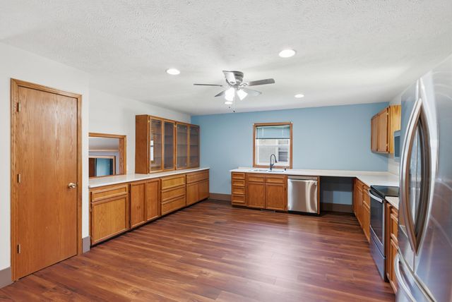 2125 AVENUE E, Council Bluffs, IA 51501