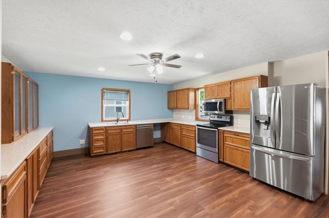 2125 AVENUE E, Council Bluffs, IA 51501