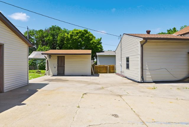 2125 AVENUE E, Council Bluffs, IA 51501