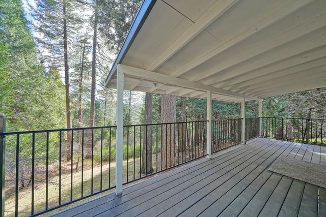 5163 Loch Leven Dr, Pollock Pines, CA 95726