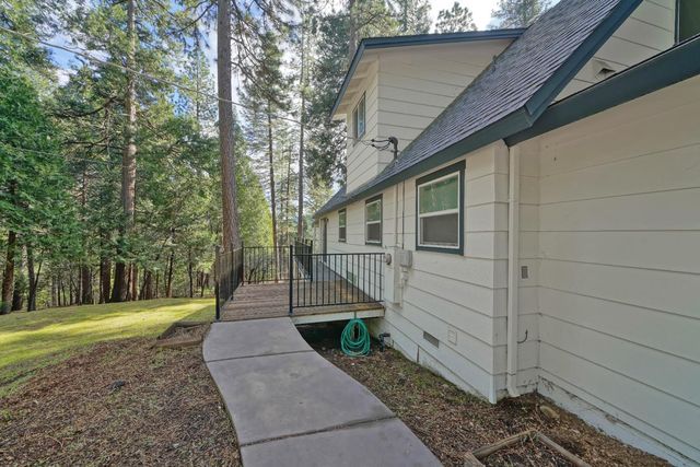 5163 Loch Leven Dr, Pollock Pines, CA 95726