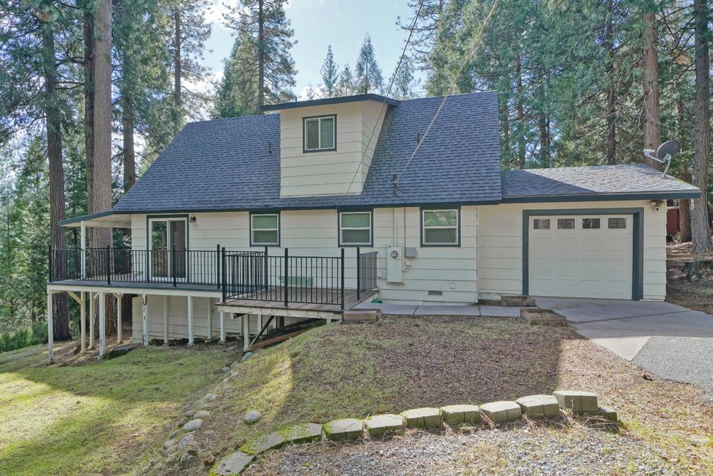 5163 Loch Leven Dr, Pollock Pines, CA 95726