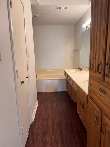 3304 Scarlet Oak Court, Farmers Branch, TX 75234