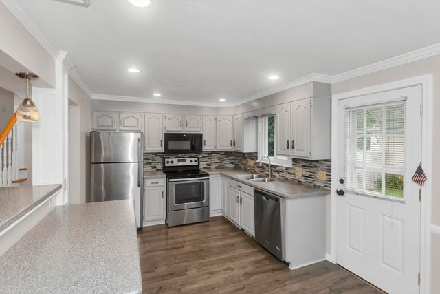 89 Garvey Dr, Springfield, MA 01109