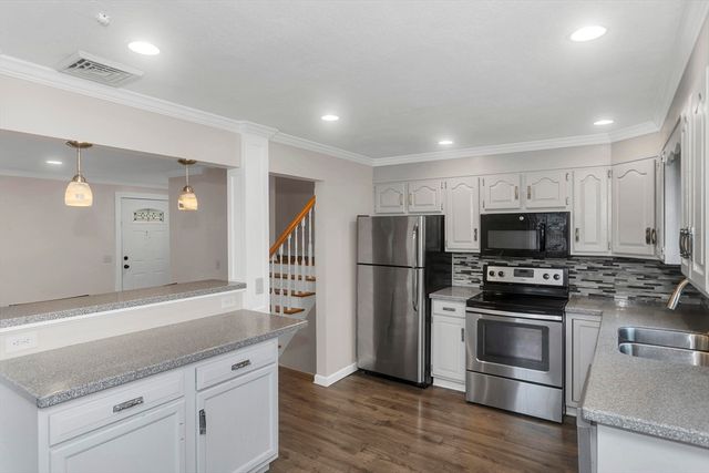 89 Garvey Dr, Springfield, MA 01109