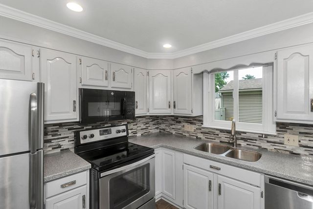 89 Garvey Dr, Springfield, MA 01109