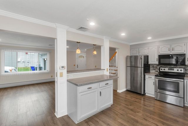 89 Garvey Dr, Springfield, MA 01109