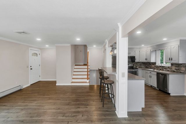 89 Garvey Dr, Springfield, MA 01109