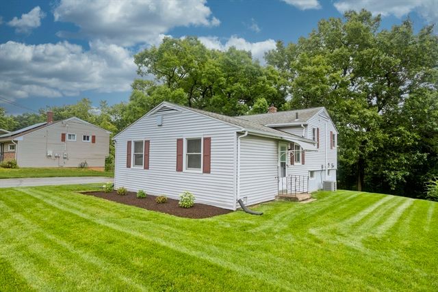 89 Garvey Dr, Springfield, MA 01109