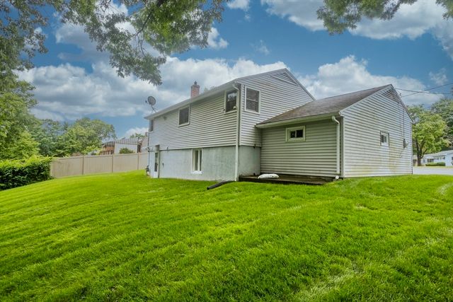 89 Garvey Dr, Springfield, MA 01109