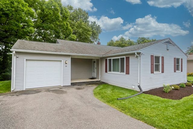 89 Garvey Dr, Springfield, MA 01109