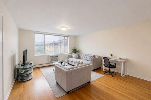 7306 N WINCHESTER Avenue 205, Chicago, IL 60626